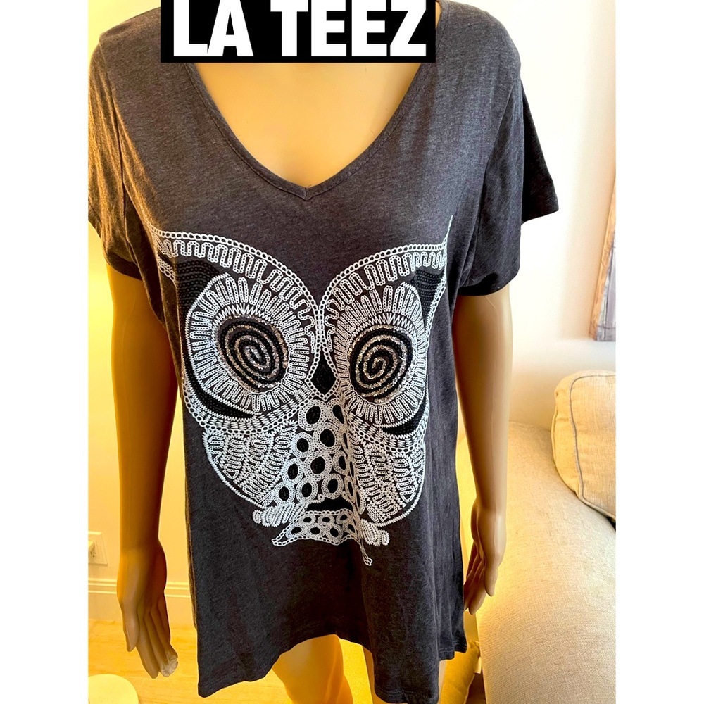 LA TEEZ, gray V Neck Appliquéd‎ with glitter Hi-Lo Top Sz 2X